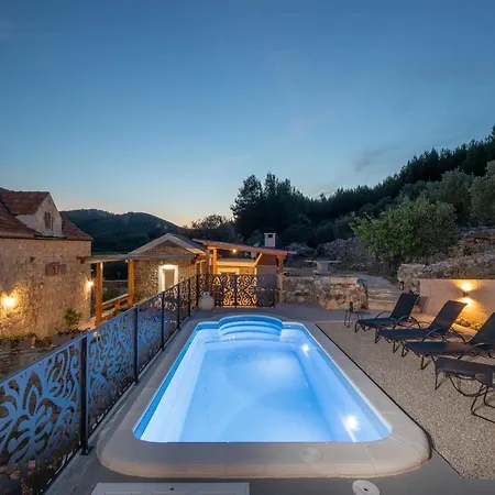 Vakantiehuis Stone House Prapatna *