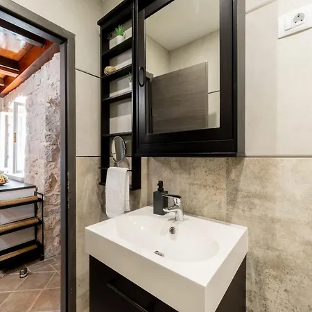 Vakantiehuis Stone House Prapatna