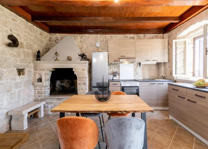 Stone House Prapatna Ferienhaus *
