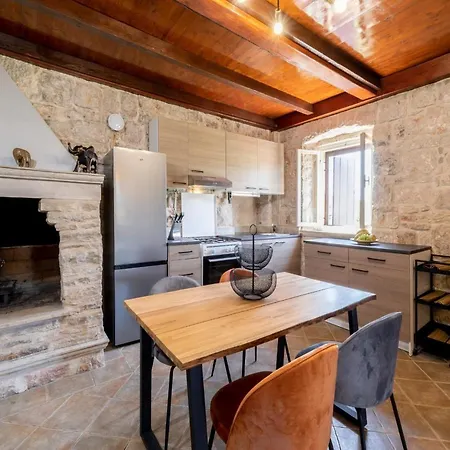 Stone House Prapatna *